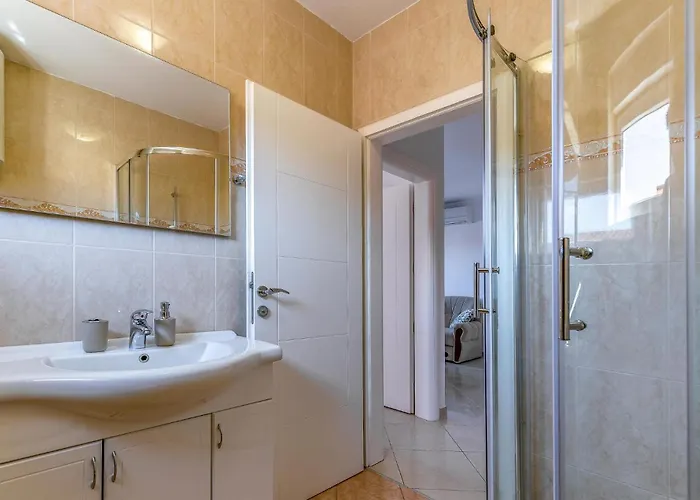 Apartment 1 Bedroom Cozy In *